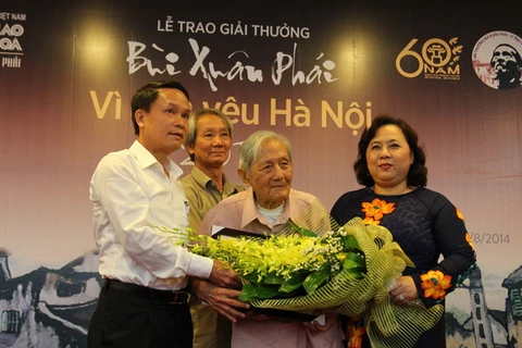 Le chercheur Vu Tuân San (centre) s’est vu remettre le «Grand prix pour l’amour de Hanoi». (Source : VNA)